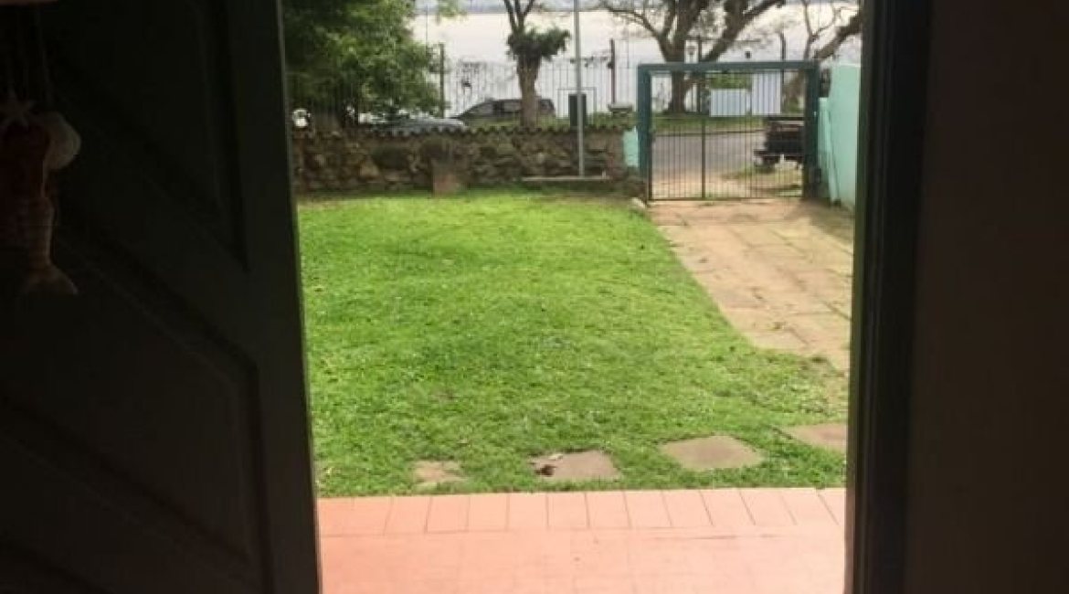 Casa à venda com 200m², 3 dormitórios, 2 vagas, no bairro Vila Assunção em Porto Alegre