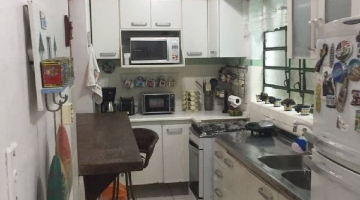 Casa à venda com 200m², 3 dormitórios, 2 vagas, no bairro Vila Assunção em Porto Alegre