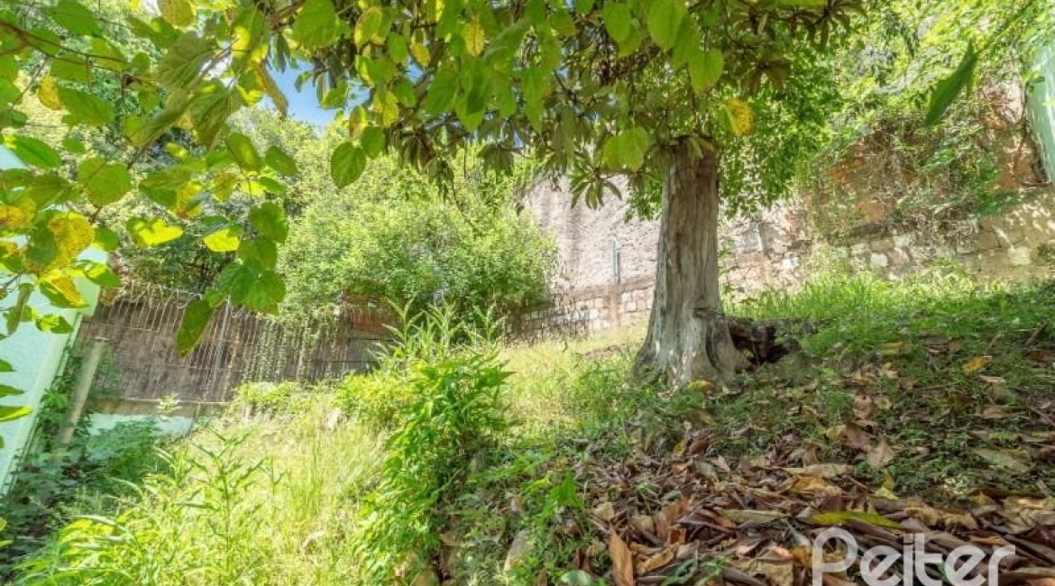 Casa à venda com 200m², 3 dormitórios, 2 vagas, no bairro Vila Assunção em Porto Alegre