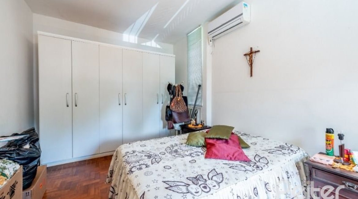 Casa à venda com 200m², 3 dormitórios, 2 vagas, no bairro Vila Assunção em Porto Alegre