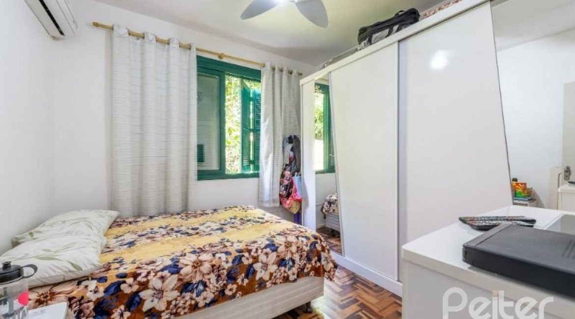 Casa à venda com 200m², 3 dormitórios, 2 vagas, no bairro Vila Assunção em Porto Alegre