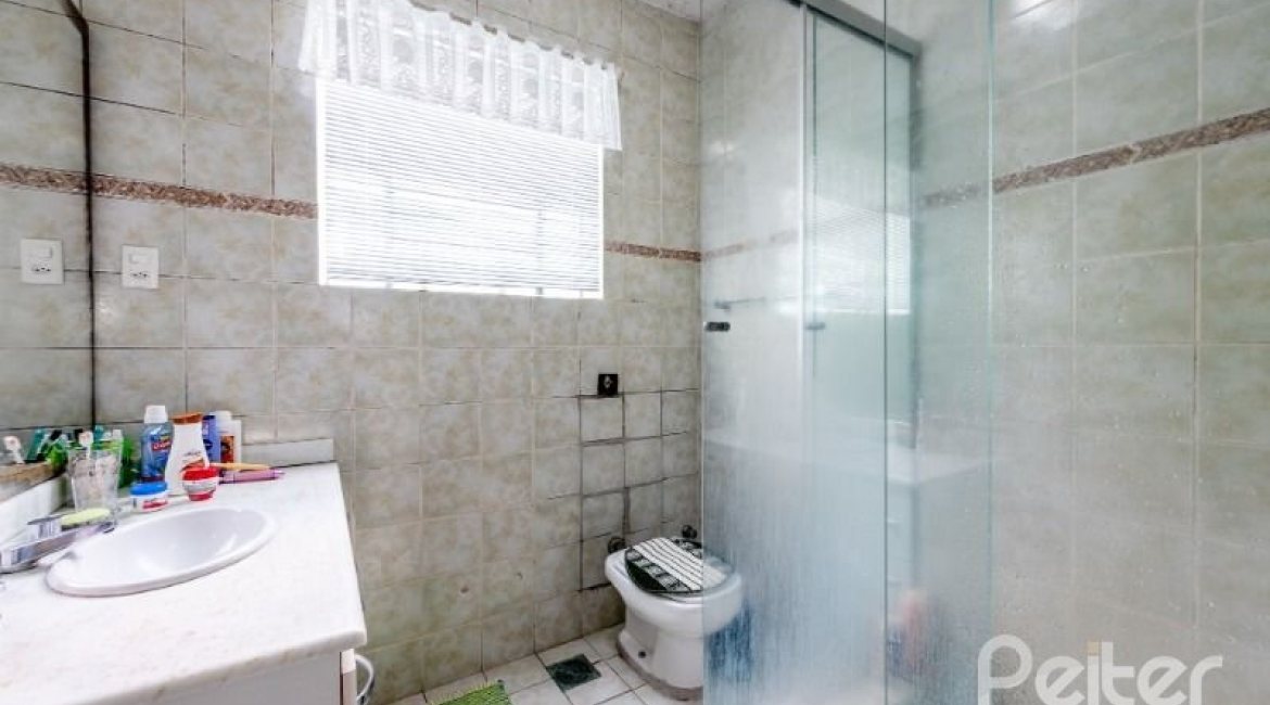 Casa à venda com 200m², 3 dormitórios, 2 vagas, no bairro Vila Assunção em Porto Alegre