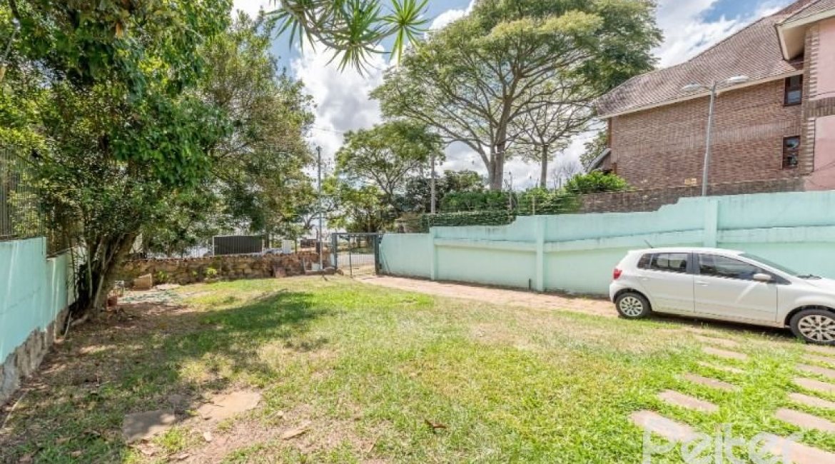 Casa à venda com 200m², 3 dormitórios, 2 vagas, no bairro Vila Assunção em Porto Alegre
