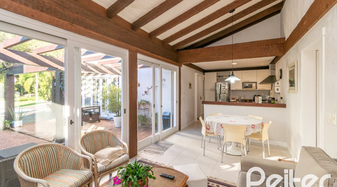 Casa em Condomínio à venda com 321m², 4 dormitórios, 2 suítes, 4 vagas, no bairro Terra Ville em PORTO ALEGRE