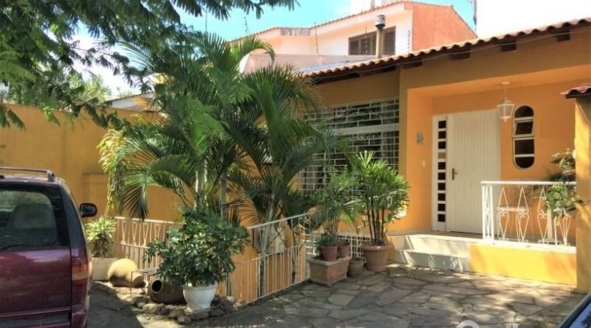 Casa à venda com 198m², 4 dormitórios, 1 suíte, 4 vagas, no bairro Vila Assunção em Porto Alegre