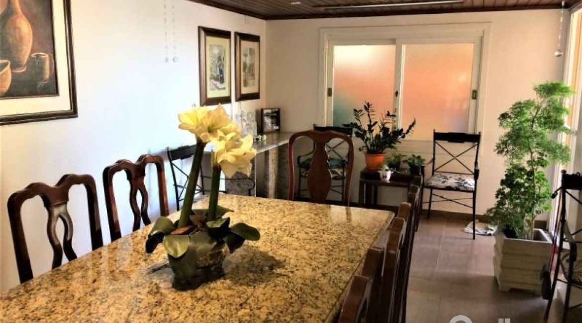 Casa à venda com 198m², 4 dormitórios, 1 suíte, 4 vagas, no bairro Vila Assunção em Porto Alegre