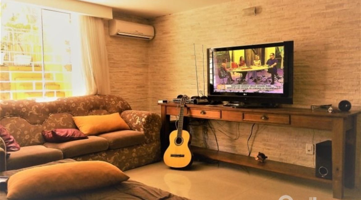 Casa à venda com 198m², 4 dormitórios, 1 suíte, 4 vagas, no bairro Vila Assunção em Porto Alegre