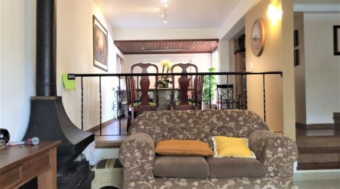 Casa à venda com 198m², 4 dormitórios, 1 suíte, 4 vagas, no bairro Vila Assunção em Porto Alegre