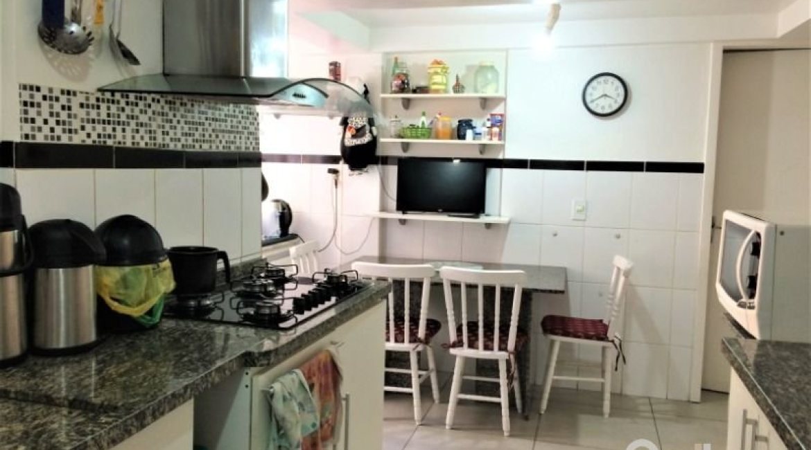 Casa à venda com 198m², 4 dormitórios, 1 suíte, 4 vagas, no bairro Vila Assunção em Porto Alegre