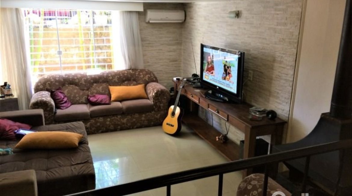 Casa à venda com 198m², 4 dormitórios, 1 suíte, 4 vagas, no bairro Vila Assunção em Porto Alegre