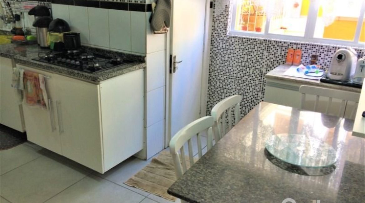 Casa à venda com 198m², 4 dormitórios, 1 suíte, 4 vagas, no bairro Vila Assunção em Porto Alegre