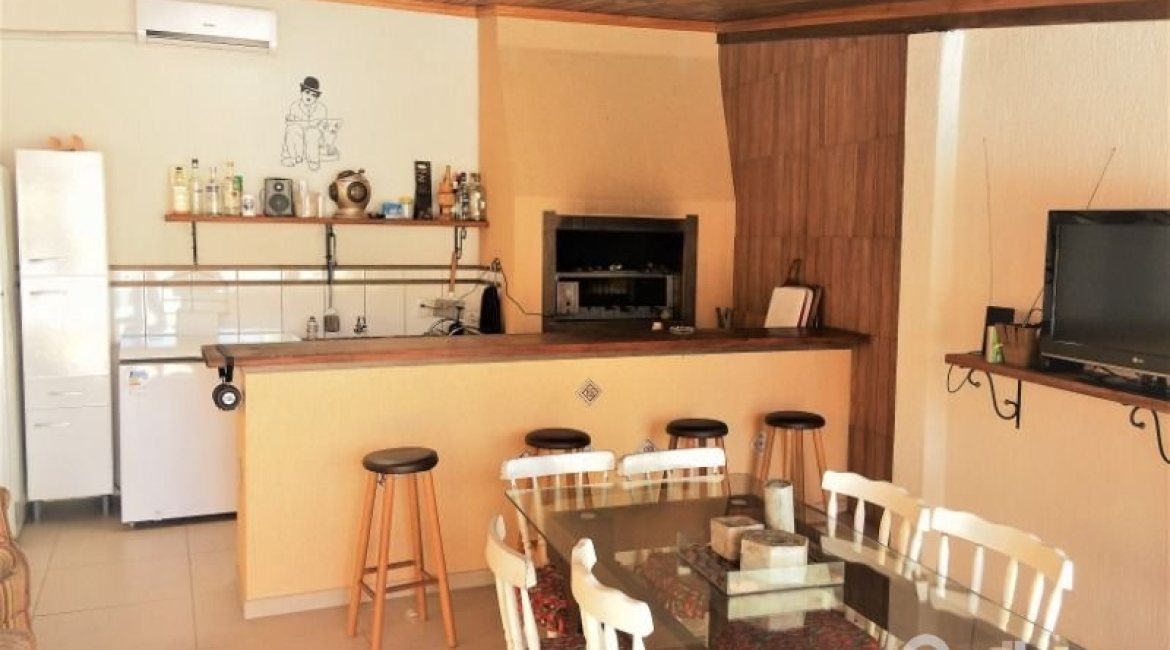 Casa à venda com 198m², 4 dormitórios, 1 suíte, 4 vagas, no bairro Vila Assunção em Porto Alegre