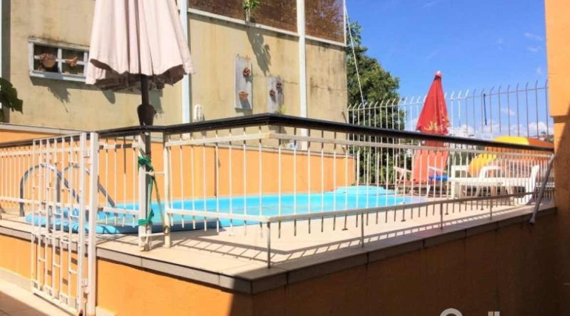 Casa à venda com 198m², 4 dormitórios, 1 suíte, 4 vagas, no bairro Vila Assunção em Porto Alegre