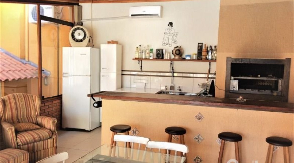 Casa à venda com 198m², 4 dormitórios, 1 suíte, 4 vagas, no bairro Vila Assunção em Porto Alegre