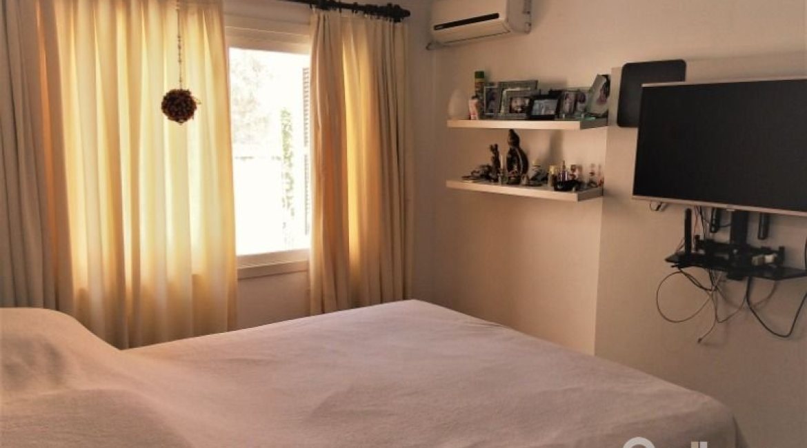 Casa à venda com 198m², 4 dormitórios, 1 suíte, 4 vagas, no bairro Vila Assunção em Porto Alegre