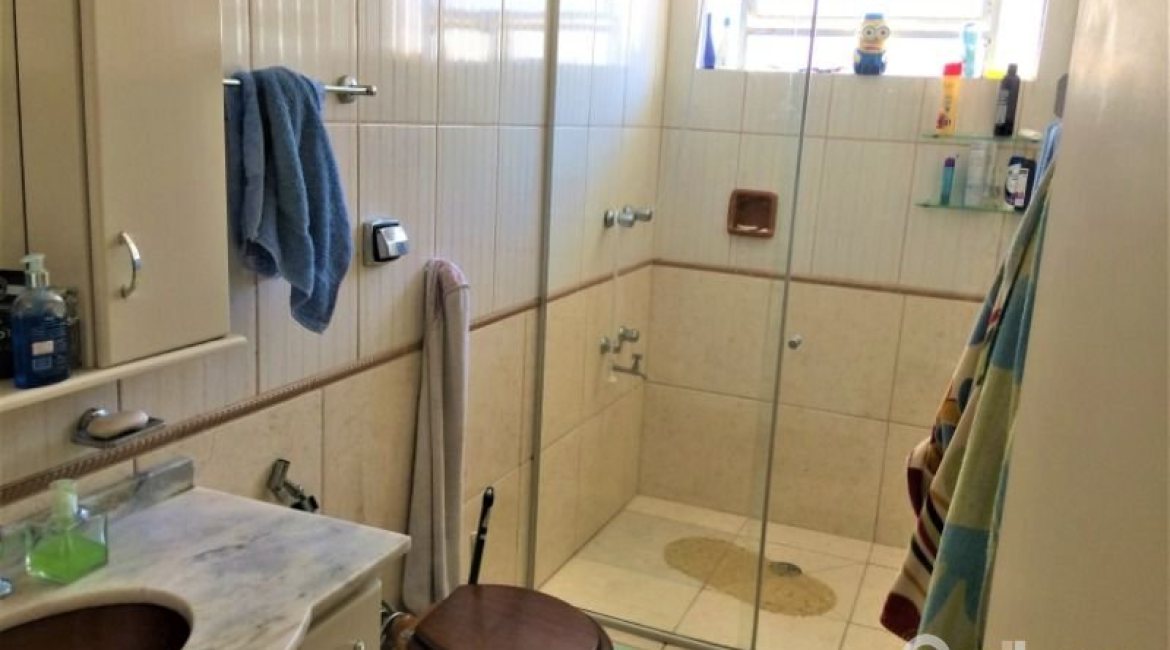 Casa à venda com 198m², 4 dormitórios, 1 suíte, 4 vagas, no bairro Vila Assunção em Porto Alegre