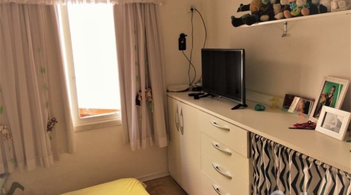 Casa à venda com 198m², 4 dormitórios, 1 suíte, 4 vagas, no bairro Vila Assunção em Porto Alegre