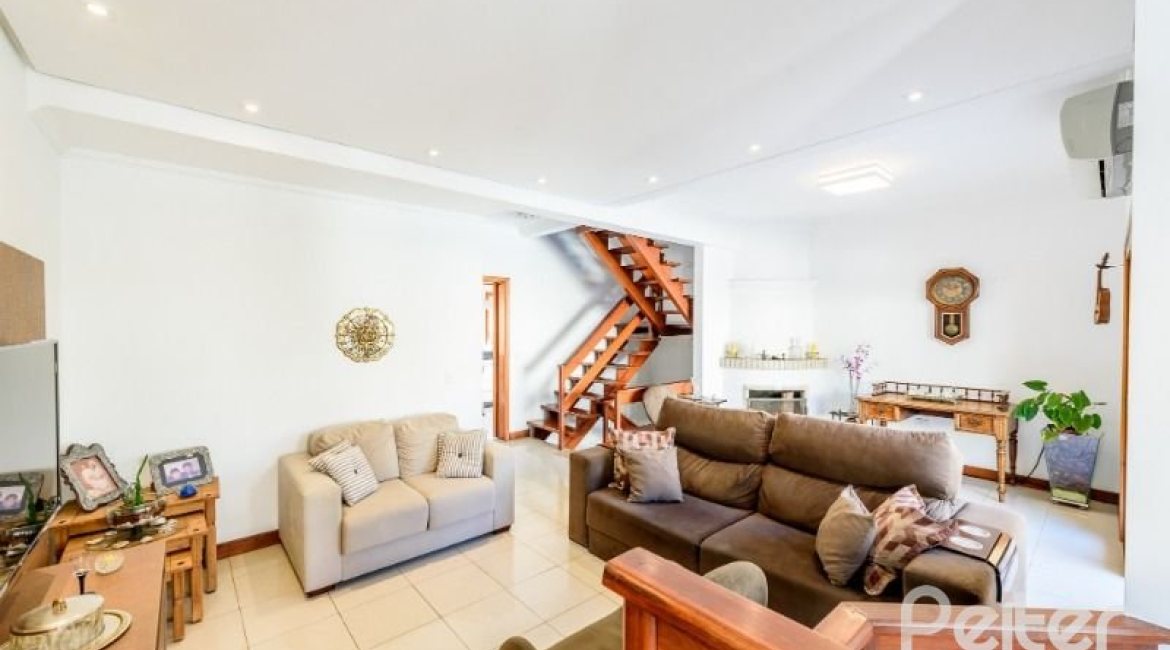 Casa em Condomínio à venda com 240m², 3 dormitórios, 1 suíte, 3 vagas, no bairro Jardim Isabel em Porto Alegre