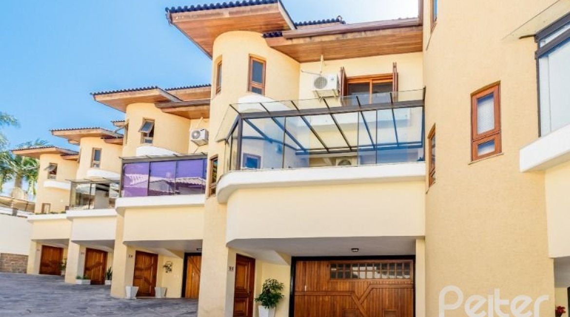 Casa em Condomínio à venda com 240m², 3 dormitórios, 1 suíte, 3 vagas, no bairro Jardim Isabel em Porto Alegre