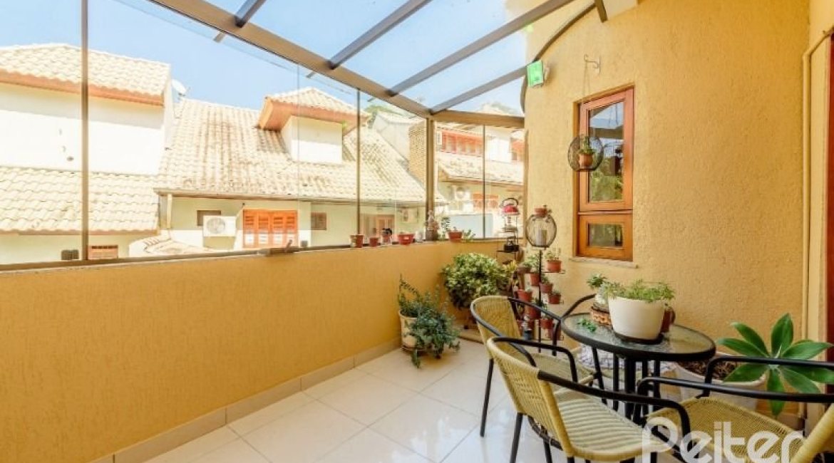 Casa em Condomínio à venda com 240m², 3 dormitórios, 1 suíte, 3 vagas, no bairro Jardim Isabel em Porto Alegre