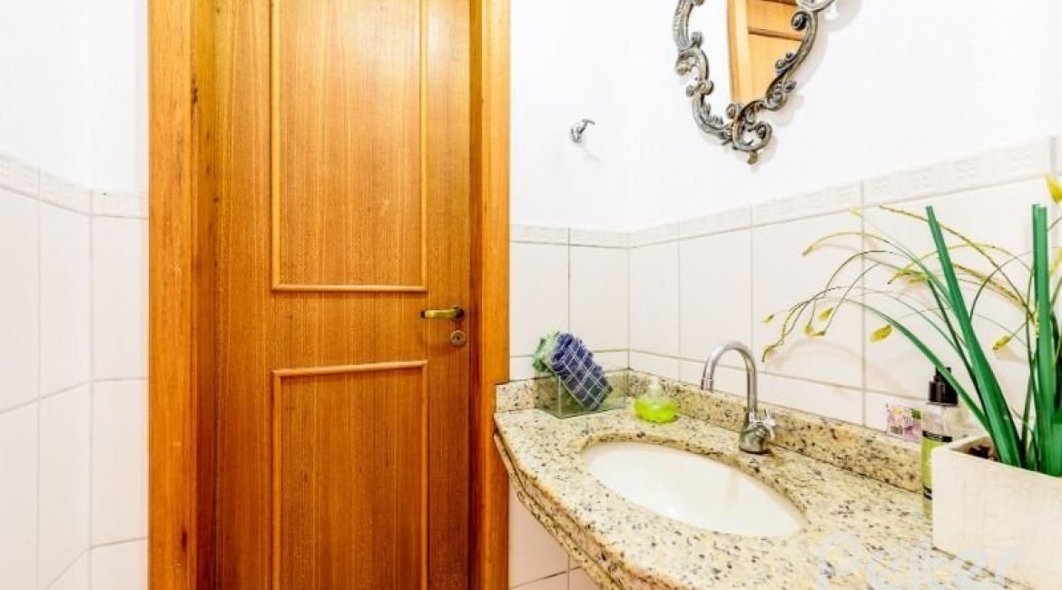 Casa em Condomínio à venda com 240m², 3 dormitórios, 1 suíte, 3 vagas, no bairro Jardim Isabel em Porto Alegre