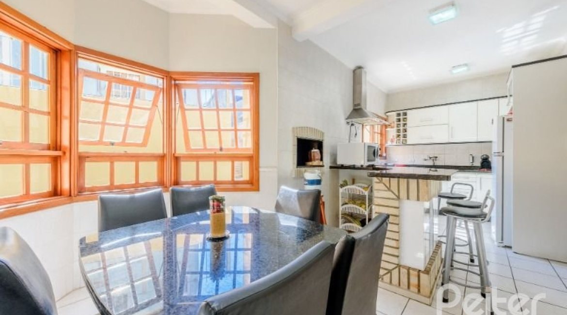 Casa em Condomínio à venda com 240m², 3 dormitórios, 1 suíte, 3 vagas, no bairro Jardim Isabel em Porto Alegre