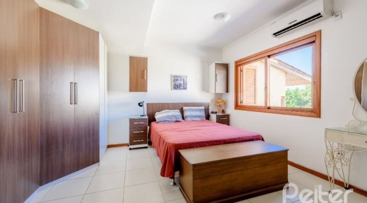 Casa em Condomínio à venda com 240m², 3 dormitórios, 1 suíte, 3 vagas, no bairro Jardim Isabel em Porto Alegre