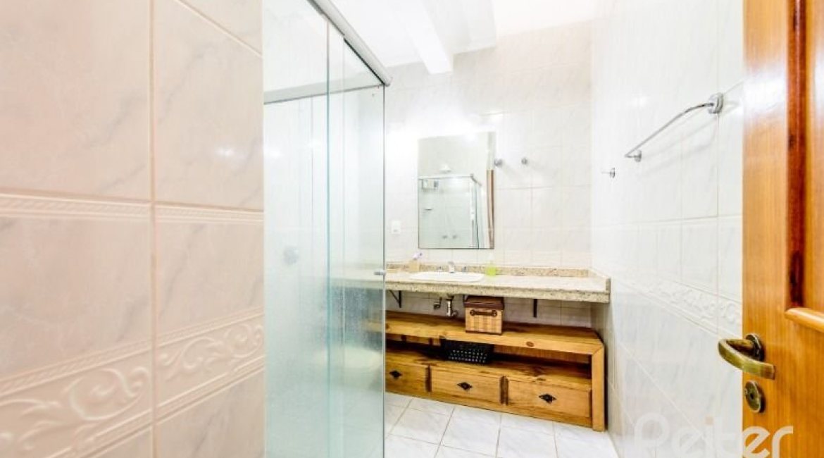 Casa em Condomínio à venda com 240m², 3 dormitórios, 1 suíte, 3 vagas, no bairro Jardim Isabel em Porto Alegre