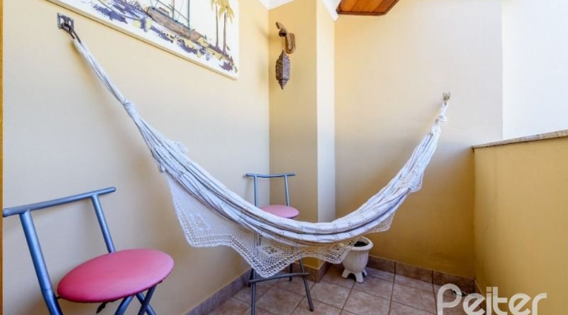 Casa em Condomínio à venda com 240m², 3 dormitórios, 1 suíte, 3 vagas, no bairro Jardim Isabel em Porto Alegre