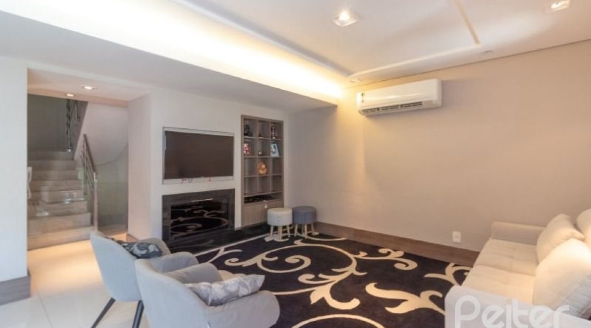 Casa em Condomínio à venda com 307m², 3 dormitórios, 1 suíte, 4 vagas, no bairro Cristal em Porto Alegre