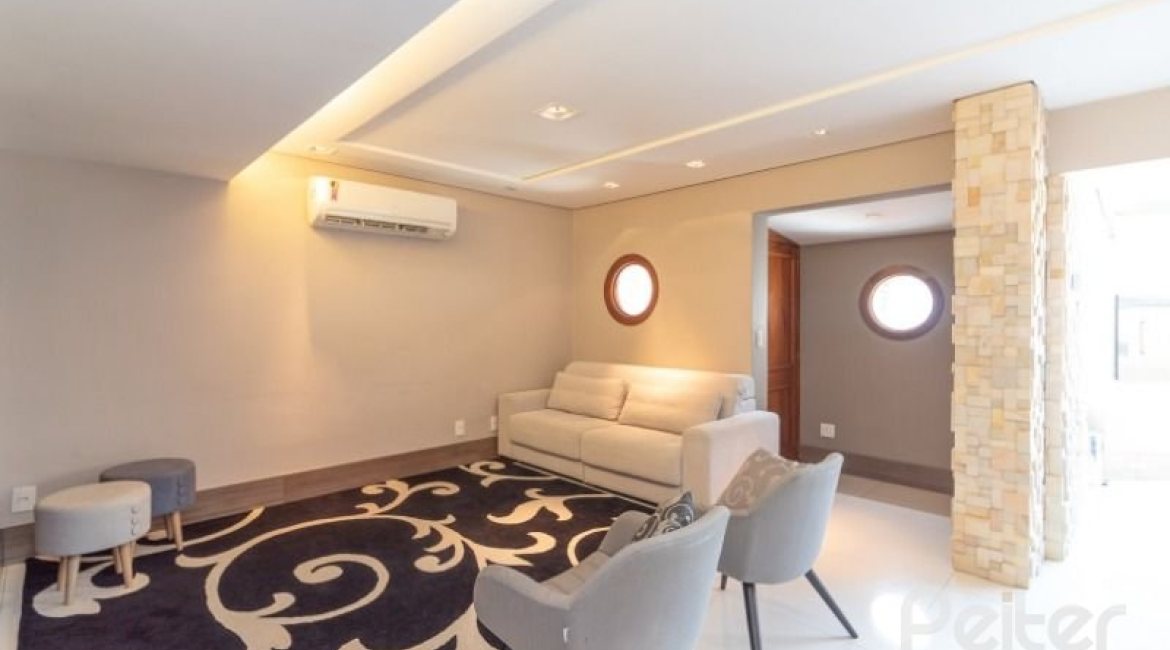 Casa em Condomínio à venda com 307m², 3 dormitórios, 1 suíte, 4 vagas, no bairro Cristal em Porto Alegre
