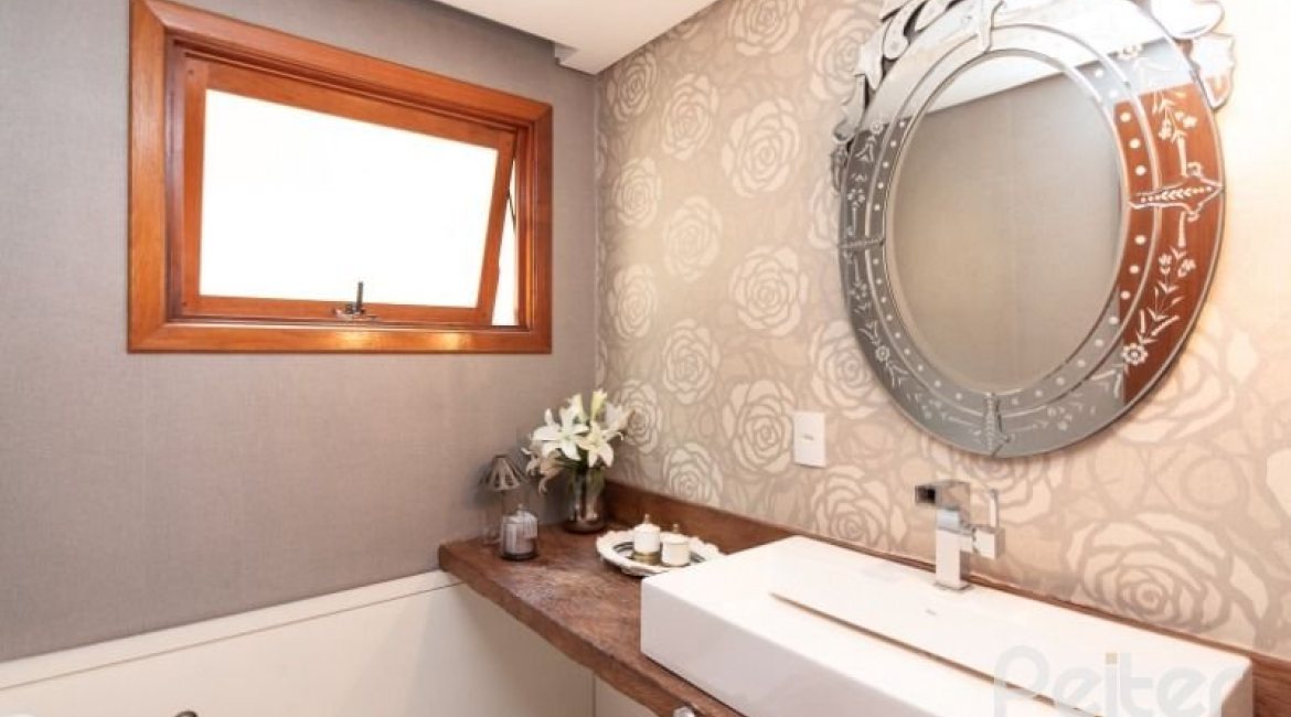 Casa em Condomínio à venda com 307m², 3 dormitórios, 1 suíte, 4 vagas, no bairro Cristal em Porto Alegre