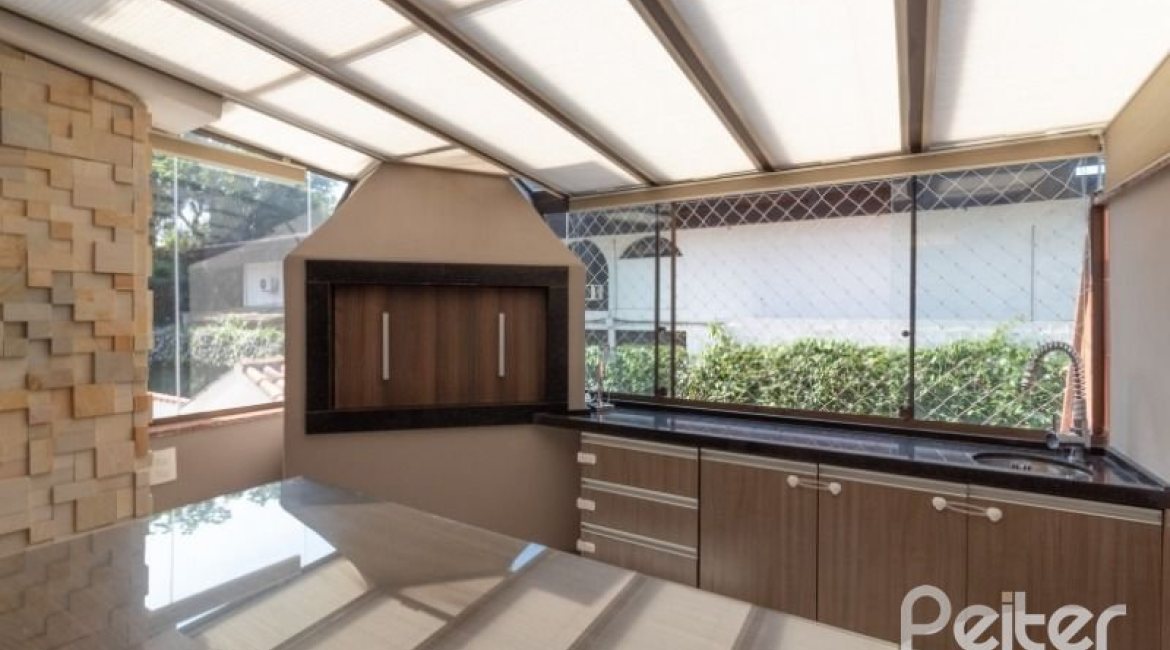 Casa em Condomínio à venda com 307m², 3 dormitórios, 1 suíte, 4 vagas, no bairro Cristal em Porto Alegre