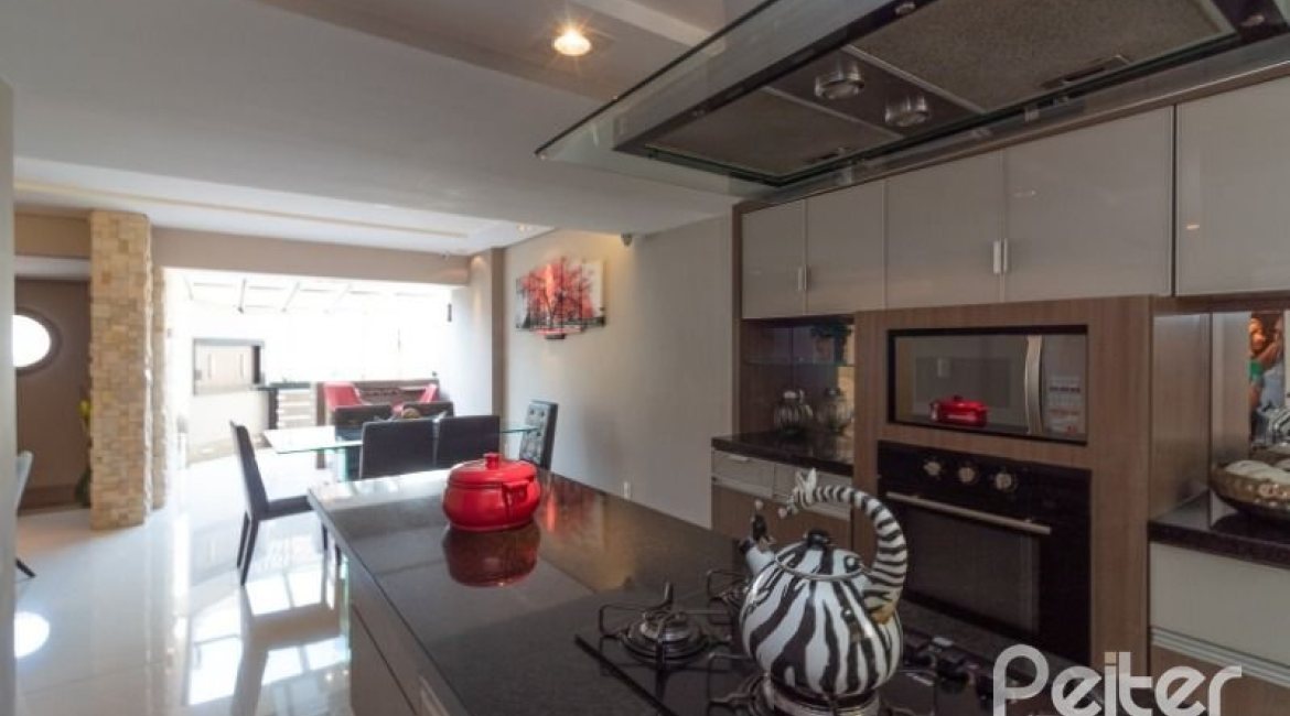 Casa em Condomínio à venda com 307m², 3 dormitórios, 1 suíte, 4 vagas, no bairro Cristal em Porto Alegre