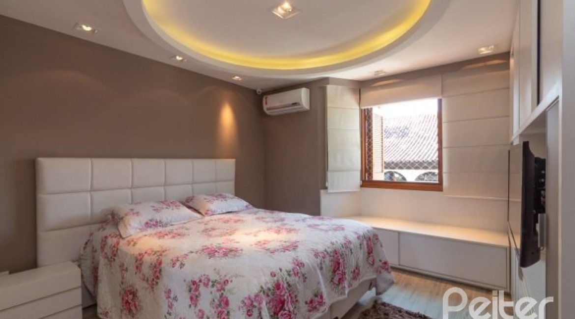 Casa em Condomínio à venda com 307m², 3 dormitórios, 1 suíte, 4 vagas, no bairro Cristal em Porto Alegre