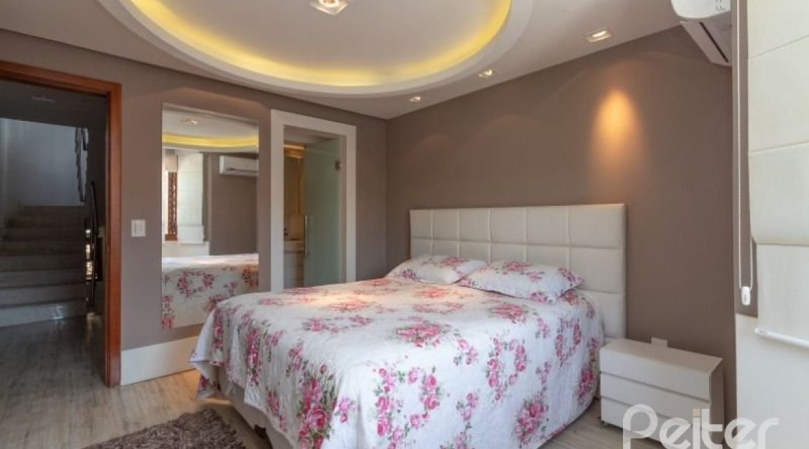Casa em Condomínio à venda com 307m², 3 dormitórios, 1 suíte, 4 vagas, no bairro Cristal em Porto Alegre