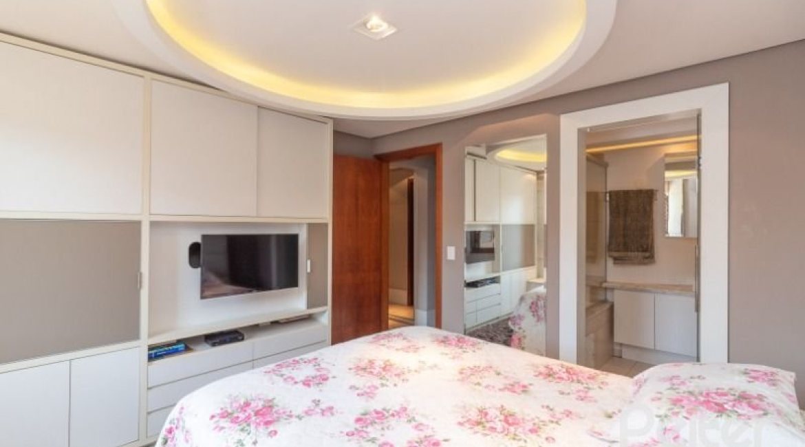 Casa em Condomínio à venda com 307m², 3 dormitórios, 1 suíte, 4 vagas, no bairro Cristal em Porto Alegre