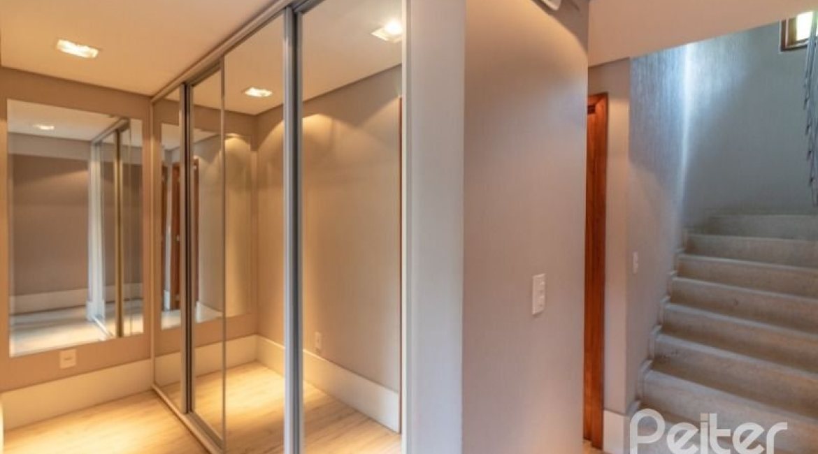 Casa em Condomínio à venda com 307m², 3 dormitórios, 1 suíte, 4 vagas, no bairro Cristal em Porto Alegre