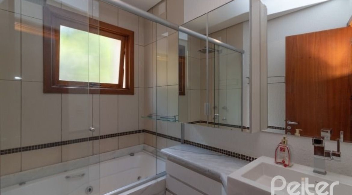 Casa em Condomínio à venda com 307m², 3 dormitórios, 1 suíte, 4 vagas, no bairro Cristal em Porto Alegre