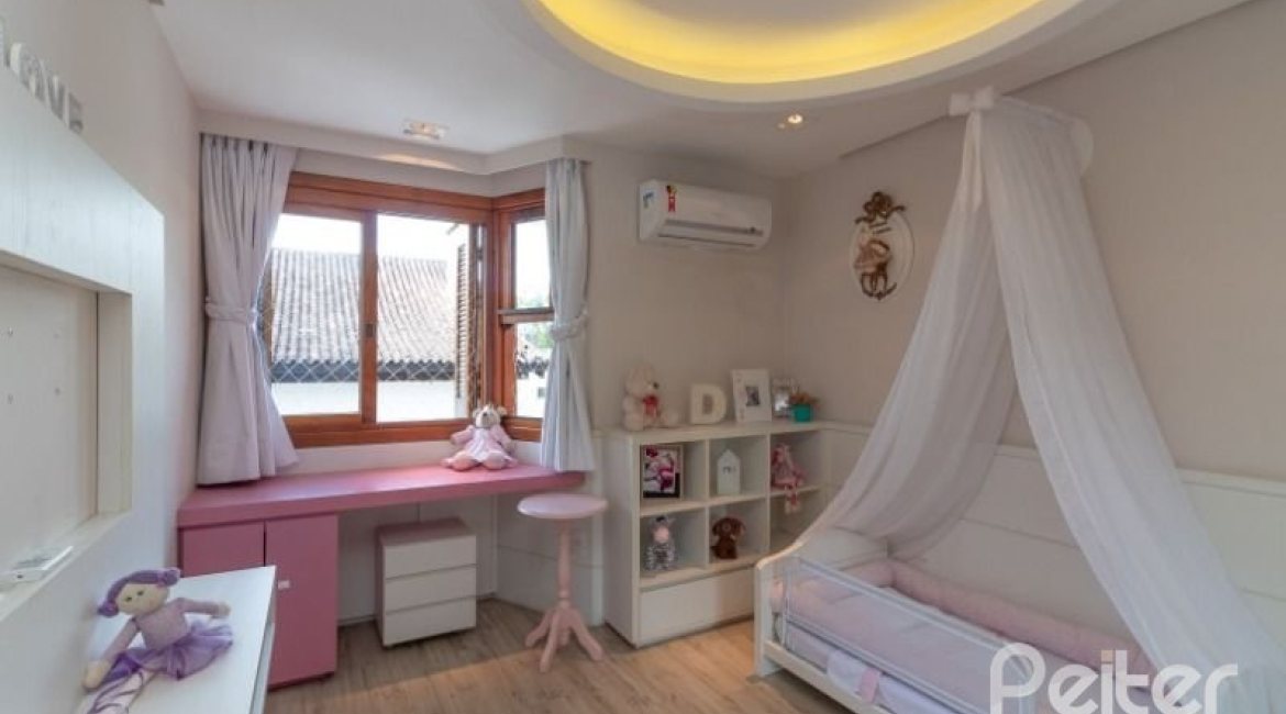 Casa em Condomínio à venda com 307m², 3 dormitórios, 1 suíte, 4 vagas, no bairro Cristal em Porto Alegre