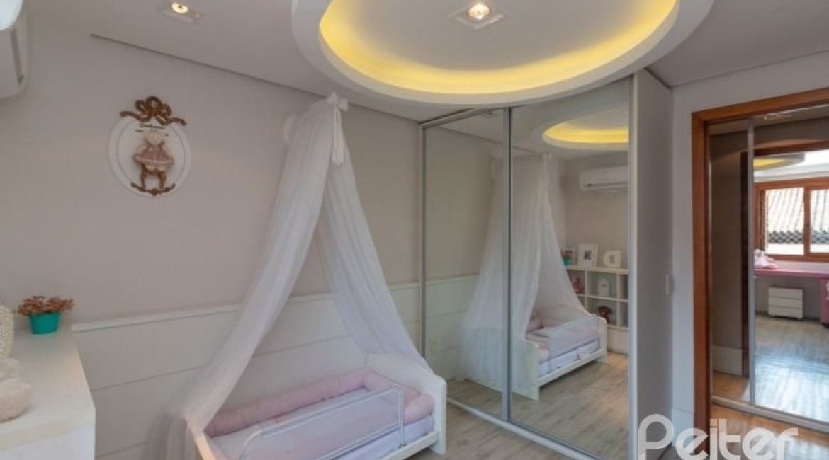 Casa em Condomínio à venda com 307m², 3 dormitórios, 1 suíte, 4 vagas, no bairro Cristal em Porto Alegre