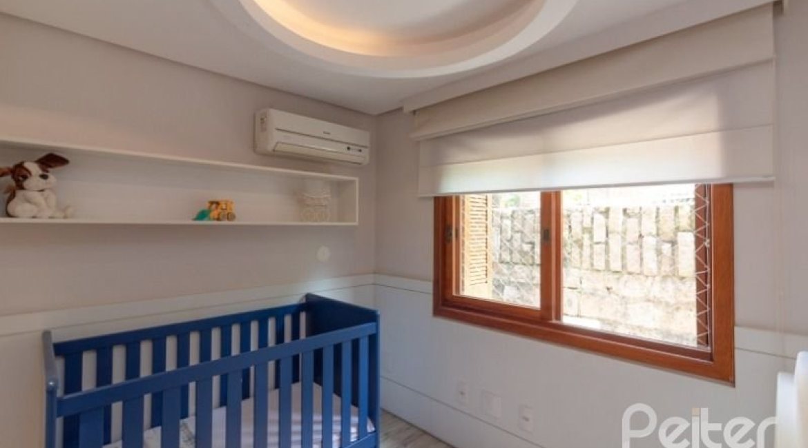 Casa em Condomínio à venda com 307m², 3 dormitórios, 1 suíte, 4 vagas, no bairro Cristal em Porto Alegre