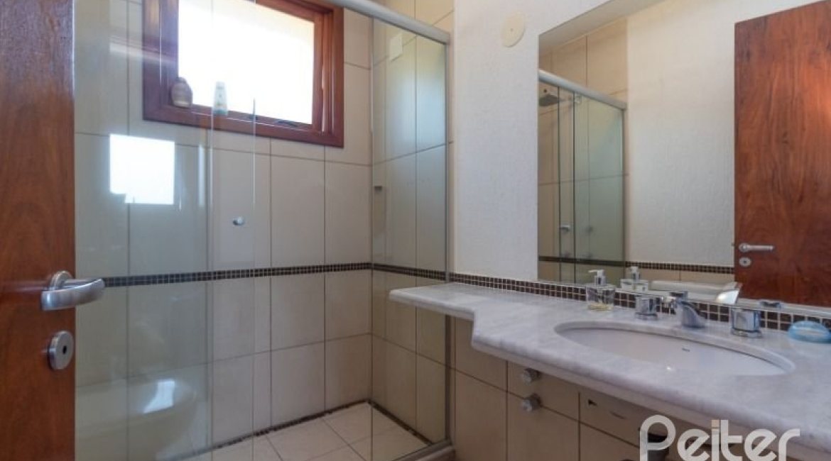 Casa em Condomínio à venda com 307m², 3 dormitórios, 1 suíte, 4 vagas, no bairro Cristal em Porto Alegre