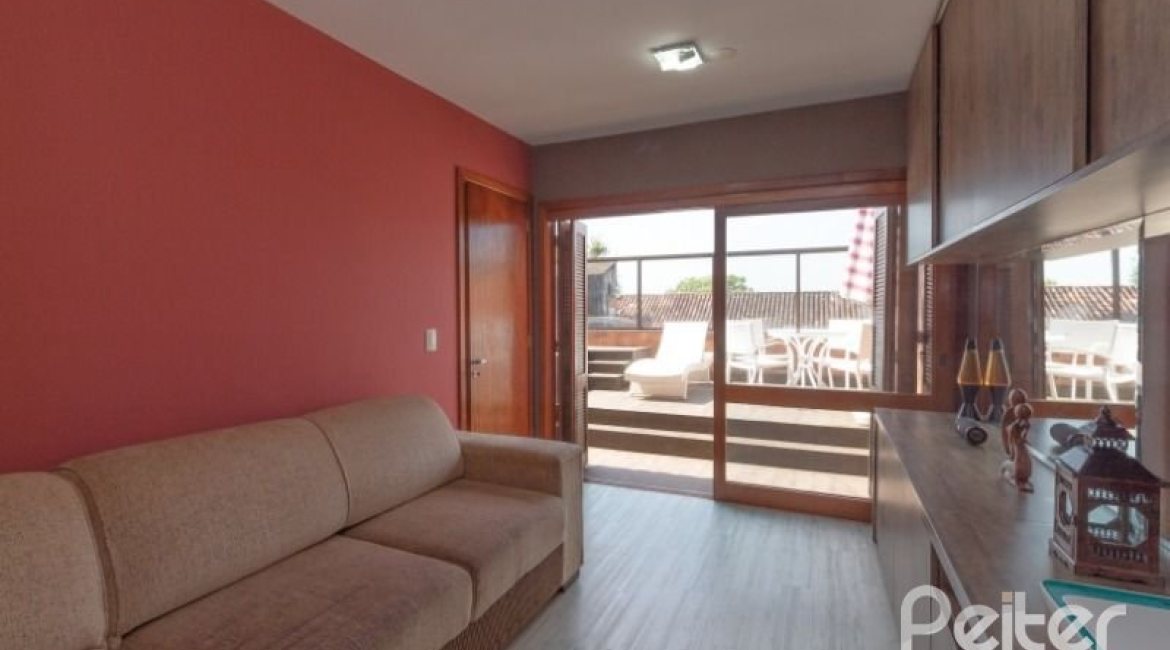 Casa em Condomínio à venda com 307m², 3 dormitórios, 1 suíte, 4 vagas, no bairro Cristal em Porto Alegre