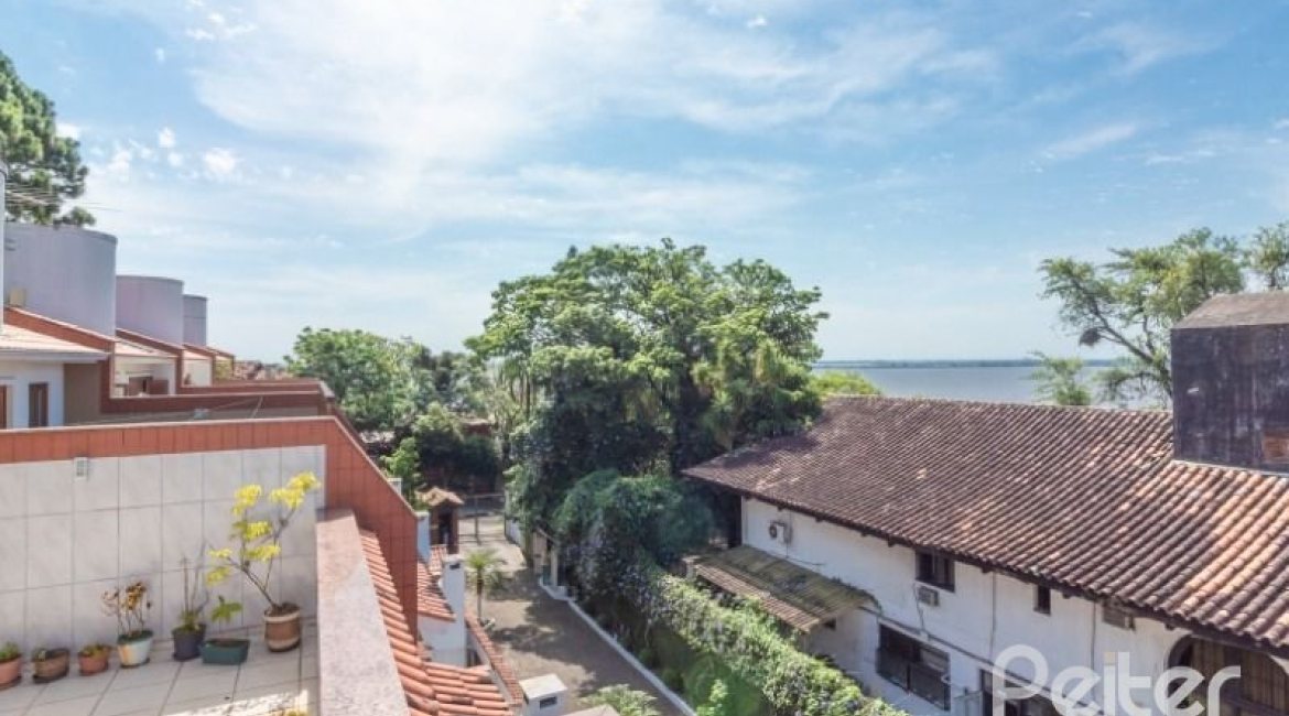 Casa em Condomínio à venda com 307m², 3 dormitórios, 1 suíte, 4 vagas, no bairro Cristal em Porto Alegre