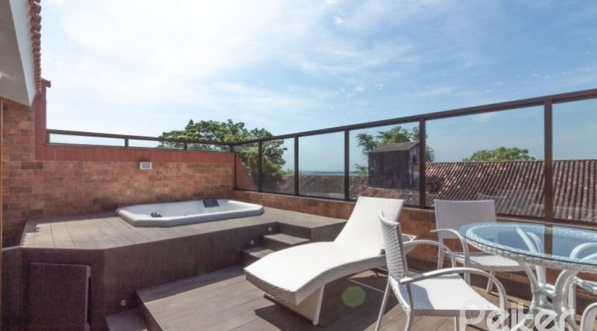 Casa em Condomínio à venda com 307m², 3 dormitórios, 1 suíte, 4 vagas, no bairro Cristal em Porto Alegre