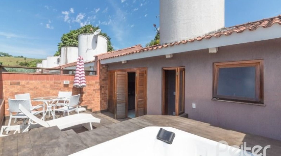 Casa em Condomínio à venda com 307m², 3 dormitórios, 1 suíte, 4 vagas, no bairro Cristal em Porto Alegre