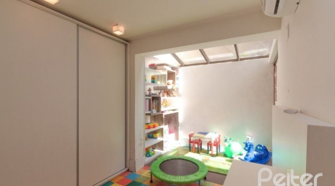 Casa em Condomínio à venda com 307m², 3 dormitórios, 1 suíte, 4 vagas, no bairro Cristal em Porto Alegre