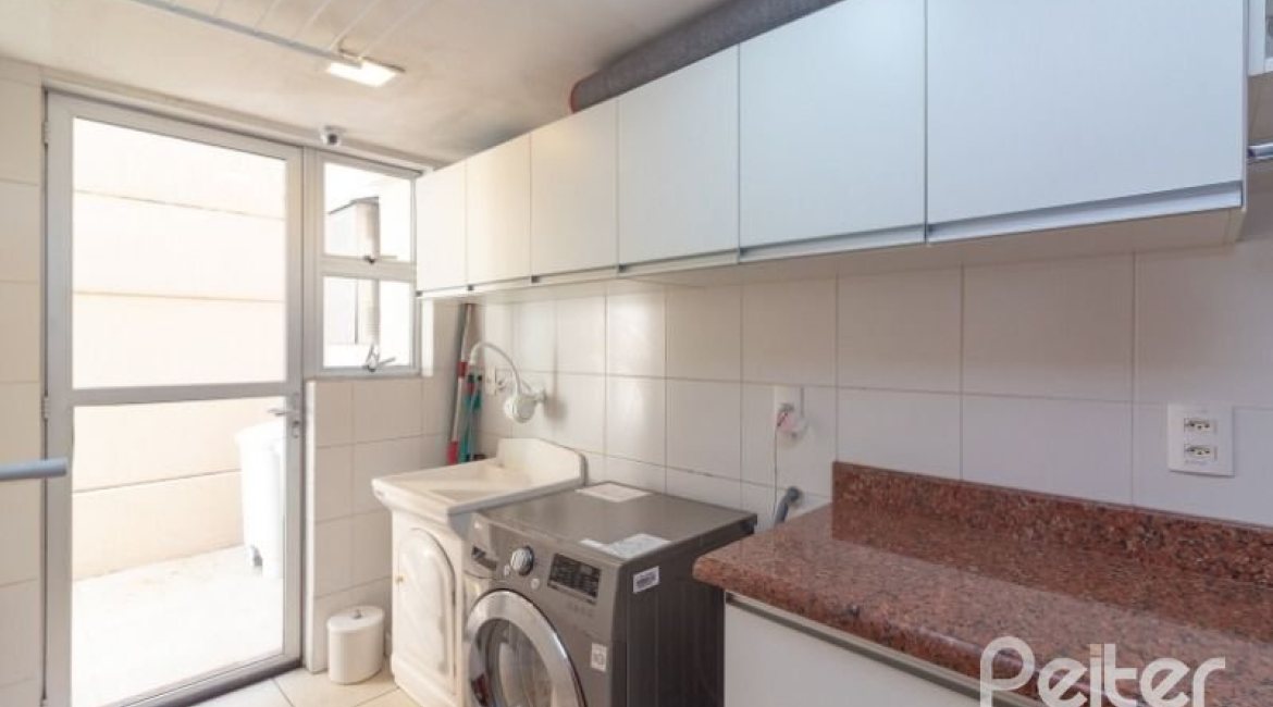 Casa em Condomínio à venda com 307m², 3 dormitórios, 1 suíte, 4 vagas, no bairro Cristal em Porto Alegre