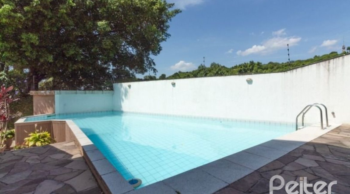 Casa em Condomínio à venda com 307m², 3 dormitórios, 1 suíte, 4 vagas, no bairro Cristal em Porto Alegre